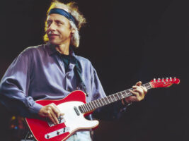 Mark-Knopfler-Dire-Straits-Schecter-Credit-Phil-Dent-Redferns-hero402000x1500