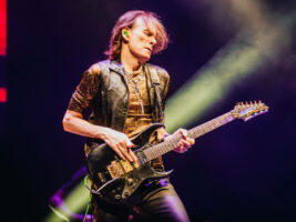 Steve-Vai-14-Sep402000x1500