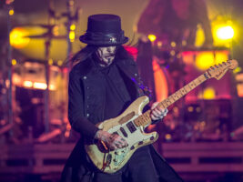 Mick-Mars402000x1500
