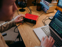 focusrite-scarlett-2i2-2402000x1500