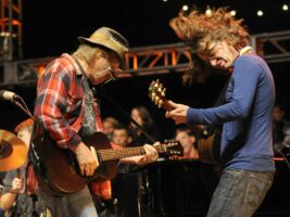 neil-young-stone-gossard-pearl-jam-tim-mosenfelder-1