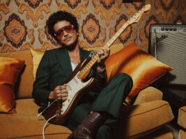 Bruno-Mars-Strat402000x1500