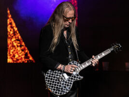Jerry-Cantrell402000x1500