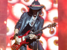 Joe-Perry-2402000x1500
