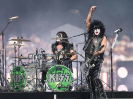 paul-stanley-kiss402000x1500