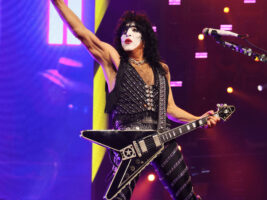 Paul-Stanley-performing-live402000x1500
