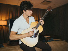 Shawn-Mendes-signature-Martin-guitar-credit-Miranda-McDonald402000x1500
