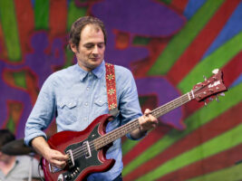 John-Stirratt-Wilco-performing-2015-Hagstrom-8-string-bass-guitar-credit-Ebet-Roberts-Redferns-Getty-Images402000x1500