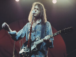 Neil-Young-London-1976-credit-Michael-Putland-Getty-Images402000x1500