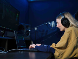 lower-size-HD_490_Pro_Product_Shot_In_Use_Qube_05