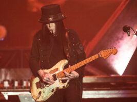 Mick-Mars3402000x1500