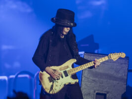 Mick-Mars402000x1500