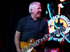 Alex-Lifeson-8402000x1500