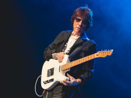 Jeff-Beck-5402000x1500