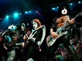 Kiss402000x1500