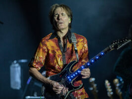 Steve-Vai-5402000x1500