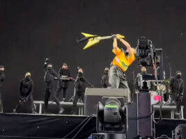 Guitarist-smashing-guitar-at-Coachella402000x1500