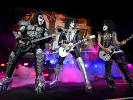 gene-simmons-kiss402000x1500