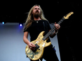 jerry-cantrell-blue-dress-gl402000x1500