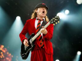 Angus-Young-3402000x1500