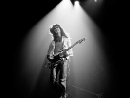 Eddie-Van-Halen-1978-credit-Fin-Costello-Redferns-Getty402000x1500
