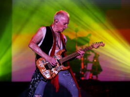 phil-collen-def-leppard402000x1500