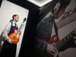 noel-gallagher-epiphone-les-paul402000x1500