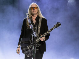 Jerry-Cantrell402000x1500