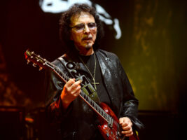 Tony-Iommi-performing402000x1500