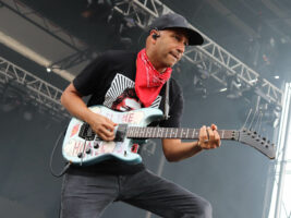 Tom-Morello-Arm-The-Homeless-image-Justin-Beckner402000x1500