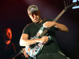 Tom-Morello-Arm-the-Homeless-Stratocaster-2016-credit-Scott-Dudelson-WireImage-Getty402000x1500