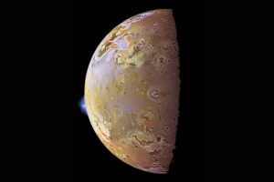 volcanic-plumes-on-Io