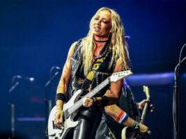 Nita-Strauss-performing-live402000x1500