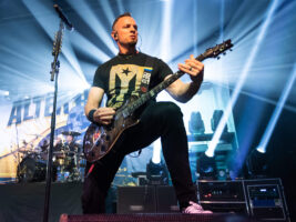 Mark-Tremonti-performing-live-hero402000x1500