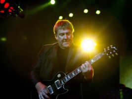 Alex-Lifeson402000x1500