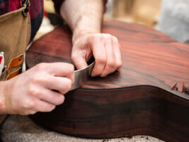 Lowden-guitar-in-the-making401400x1050