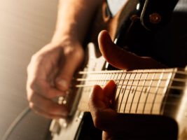 Man-playing-guitar-close-up402000x1500