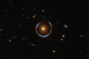 cosmic-horseshoe-einstein-ring-hubble-black-hole