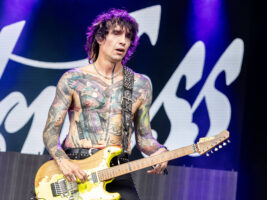 Justin-Hawkins-performing-live-hero402000x1500