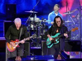 alex-lifeson-geddy-lee-getty-2000x1500-1