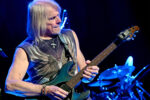 Steve Morse on the hostility from Deep Purple fans after replacing Ritchie Blackmore: “It happened in the form of things whizzing by my face”