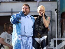 Teddy-Swims-and-Van-Halens-David-Lee-Roth-performing-together-at-Coachella