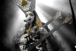 “The guitar gets funny questions because it looks like a dead body”: Angine de Poitrine have to transport their double-necked guitar in a sleeping bag – which causes problems at airport security