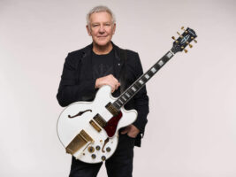 Alex-Lifeson-Epi-hero402000x1500