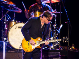 Joe-Bonamassa-new-hero-1402000x1500