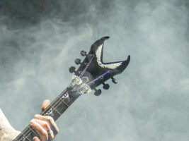 dean-guitars-headstock402000x1500