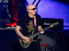 Joe-Satriani-hero402000x1500