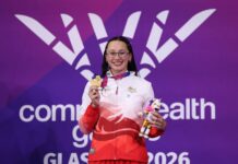 Paralympic champion uses her “pick-shaped” Commonwealth Games gold medal to shred sick Megadeth riff
