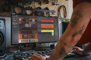 Reason-Photo_Woman-7_Ableton_2-1