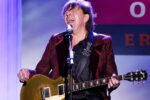 Richie Sambora says players should spend more time with their guitar than girls: “If you really look at a shape of a guitar, it’s really like a woman”